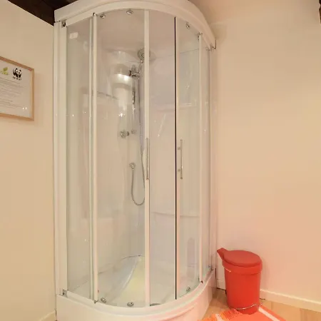Spacious With Private Garden Redu